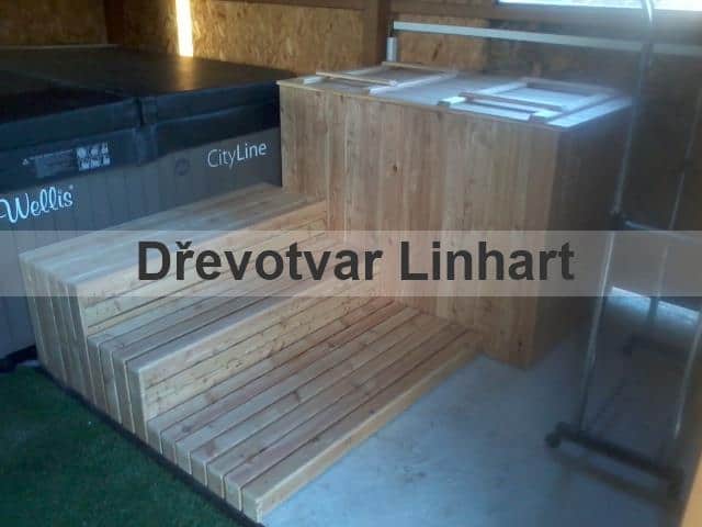 Modřínové schody do vířivky