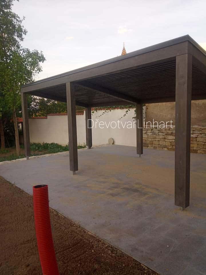 Pergola se zabudovanými ocelovými prvky s imitací falcované krytiny