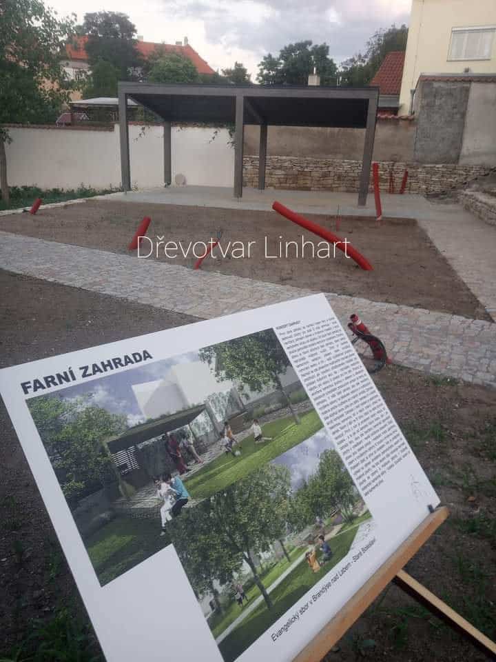Pergola se zabudovanými ocelovými prvky s imitací falcované krytiny