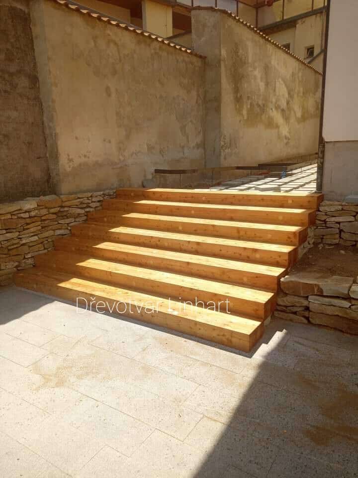 Modřínové masivní schodišťové stupně