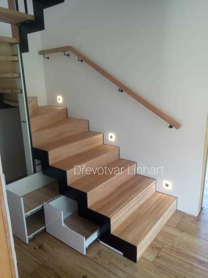 Schodiště v rodinném domě - kombinace dřevo/kov včetně vybudovaného úložného prostoru