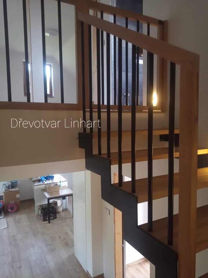Schodiště v rodinném domě - kombinace dřevo/kov včetně vybudovaného úložného prostoru