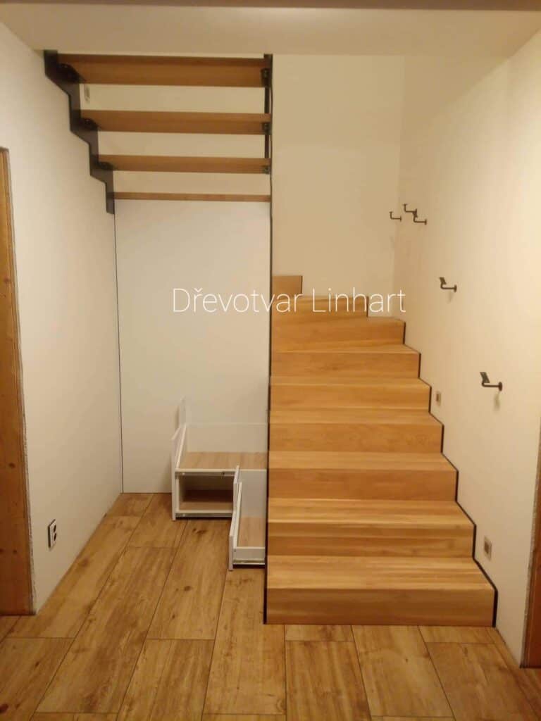 Schodiště v rodinném domě - kombinace dřevo/kov včetně vybudovaného úložného prostoru